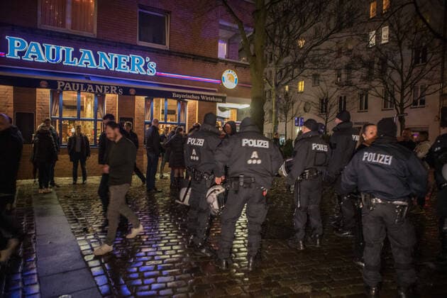 21.02.20 - Hamburg: St Pauli vs. HSV: Ausschreitungen Kurz nach 21Uhr stürmten plötzlich vermummte St.Pauli Fans ein Restaurant am Großneumarkt. Dort saßen zu diesem Zeitpunkt ca. 50 Gäste und mehrere HSV-Fans. Die St.Pauli Anhänger schlugen mit Stühlen, Bierkrügen und andere Gegenstände wild um sich. Auch Pfefferspray wurde versprüht! Mehrere Gäste des Restaurants wurden durch Herumfliegen Gegenstände getroffen und verletzt. Mehrere Scheiben und weiter Möbel ging dabei kaputt. Die St.Pauli Fans rannten wenig später vor der Polizei weg. Ebenfalls die HSV-Anhänger. Zurück blieben 22 betroffen Gäste des Restaurants. Mehrere von diesen Standen unter Schock. Zwei Personen wurden bei dem Angriff sogar schwer verletzt. Zwei weitere leicht. Insgesamt wurden 12 Personen verletzt. Die Feuerwehr war mit einem Großaufgebot vo Copyright: xSebastianxPetersx