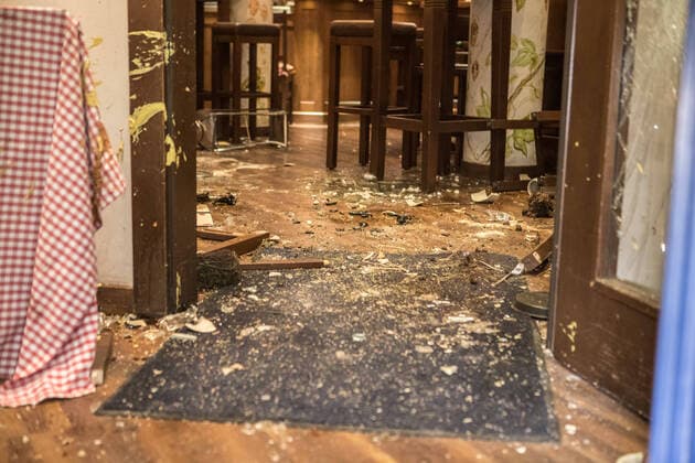 21.02.20 - Hamburg: St Pauli vs. HSV: Ausschreitungen Kurz nach 21Uhr stürmten plötzlich vermummte St.Pauli Fans ein Restaurant am Großneumarkt. Dort saßen zu diesem Zeitpunkt ca. 50 Gäste und mehrere HSV-Fans. Die St.Pauli Anhänger schlugen mit Stühlen, Bierkrügen und andere Gegenstände wild um sich. Auch Pfefferspray wurde versprüht! Mehrere Gäste des Restaurants wurden durch Herumfliegen Gegenstände getroffen und verletzt. Mehrere Scheiben und weiter Möbel ging dabei kaputt. Die St.Pauli Fans rannten wenig später vor der Polizei weg. Ebenfalls die HSV-Anhänger. Zurück blieben 22 betroffen Gäste des Restaurants. Mehrere von diesen Standen unter Schock. Zwei Personen wurden bei dem Angriff sogar schwer verletzt. Zwei weitere leicht. Insgesamt wurden 12 Personen verletzt. Die Feuerwehr war mit einem Großaufgebot vo Copyright: xSebastianxPetersx