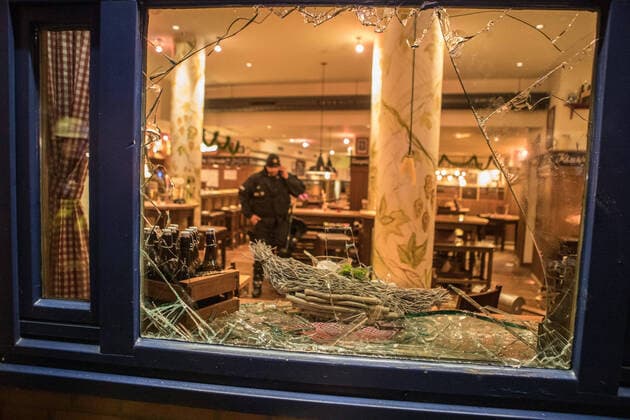21.02.20 - Hamburg: St Pauli vs. HSV: Ausschreitungen Kurz nach 21Uhr stürmten plötzlich vermummte St.Pauli Fans ein Restaurant am Großneumarkt. Dort saßen zu diesem Zeitpunkt ca. 50 Gäste und mehrere HSV-Fans. Die St.Pauli Anhänger schlugen mit Stühlen, Bierkrügen und andere Gegenstände wild um sich. Auch Pfefferspray wurde versprüht! Mehrere Gäste des Restaurants wurden durch Herumfliegen Gegenstände getroffen und verletzt. Mehrere Scheiben und weiter Möbel ging dabei kaputt. Die St.Pauli Fans rannten wenig später vor der Polizei weg. Ebenfalls die HSV-Anhänger. Zurück blieben 22 betroffen Gäste des Restaurants. Mehrere von diesen Standen unter Schock. Zwei Personen wurden bei dem Angriff sogar schwer verletzt. Zwei weitere leicht. Insgesamt wurden 12 Personen verletzt. Die Feuerwehr war mit einem Großaufgebot vo Copyright: xSebastianxPetersx