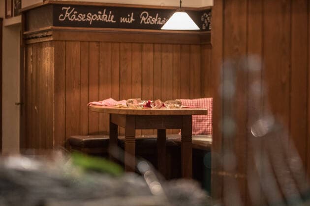 21.02.20 - Hamburg: St Pauli vs. HSV: Ausschreitungen Kurz nach 21Uhr stürmten plötzlich vermummte St.Pauli Fans ein Restaurant am Großneumarkt. Dort saßen zu diesem Zeitpunkt ca. 50 Gäste und mehrere HSV-Fans. Die St.Pauli Anhänger schlugen mit Stühlen, Bierkrügen und andere Gegenstände wild um sich. Auch Pfefferspray wurde versprüht! Mehrere Gäste des Restaurants wurden durch Herumfliegen Gegenstände getroffen und verletzt. Mehrere Scheiben und weiter Möbel ging dabei kaputt. Die St.Pauli Fans rannten wenig später vor der Polizei weg. Ebenfalls die HSV-Anhänger. Zurück blieben 22 betroffen Gäste des Restaurants. Mehrere von diesen Standen unter Schock. Zwei Personen wurden bei dem Angriff sogar schwer verletzt. Zwei weitere leicht. Insgesamt wurden 12 Personen verletzt. Die Feuerwehr war mit einem Großaufgebot vo Copyright: xSebastianxPetersx
