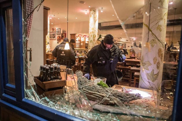 21.02.20 - Hamburg: St Pauli vs. HSV: Ausschreitungen Kurz nach 21Uhr stürmten plötzlich vermummte St.Pauli Fans ein Restaurant am Großneumarkt. Dort saßen zu diesem Zeitpunkt ca. 50 Gäste und mehrere HSV-Fans. Die St.Pauli Anhänger schlugen mit Stühlen, Bierkrügen und andere Gegenstände wild um sich. Auch Pfefferspray wurde versprüht! Mehrere Gäste des Restaurants wurden durch Herumfliegen Gegenstände getroffen und verletzt. Mehrere Scheiben und weiter Möbel ging dabei kaputt. Die St.Pauli Fans rannten wenig später vor der Polizei weg. Ebenfalls die HSV-Anhänger. Zurück blieben 22 betroffen Gäste des Restaurants. Mehrere von diesen Standen unter Schock. Zwei Personen wurden bei dem Angriff sogar schwer verletzt. Zwei weitere leicht. Insgesamt wurden 12 Personen verletzt. Die Feuerwehr war mit einem Großaufgebot vo Copyright: xSebastianxPetersx