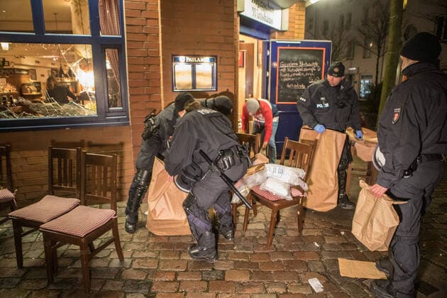 21.02.20 - Hamburg: St Pauli vs. HSV: Ausschreitungen Kurz nach 21Uhr stürmten plötzlich vermummte St.Pauli Fans ein Restaurant am Großneumarkt. Dort saßen zu diesem Zeitpunkt ca. 50 Gäste und mehrere HSV-Fans. Die St.Pauli Anhänger schlugen mit Stühlen, Bierkrügen und andere Gegenstände wild um sich. Auch Pfefferspray wurde versprüht! Mehrere Gäste des Restaurants wurden durch Herumfliegen Gegenstände getroffen und verletzt. Mehrere Scheiben und weiter Möbel ging dabei kaputt. Die St.Pauli Fans rannten wenig später vor der Polizei weg. Ebenfalls die HSV-Anhänger. Zurück blieben 22 betroffen Gäste des Restaurants. Mehrere von diesen Standen unter Schock. Zwei Personen wurden bei dem Angriff sogar schwer verletzt. Zwei weitere leicht. Insgesamt wurden 12 Personen verletzt. Die Feuerwehr war mit einem Großaufgebot vo Copyright: xSebastianxPetersx