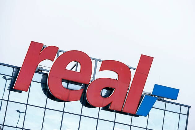 19 02 2020, xtgx, symbol pictures Real Verkauf, Real Markt im Elbe Park in Irxleben near Magdeburg, the Metro Group has sold the stores of the supermarket chain Real to a Russian investor who announced the closure of numerous branches Markt, Supermarkt, Mall, Real, Metro, lettering, logo, emblem Irxleben