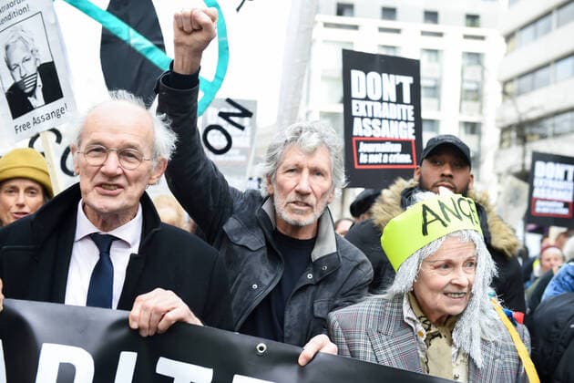 Entertainment Bilder des Tages . 22 02 2020. London, United Kingdom. Julian Assange protest. Julian Assange«s father John Shipton, Roger Waters, Chrissie Hynde, Vivienne Westwood and Yanis Varoufakis, among others, lead a march from Australia House to Parliament Square in London in support of the Wikileaks founder. Assange s full extradition trial begins the following Monday (24th). The Trump administration is seeking to put Assange in jail for 175 years for publishing the Afghan and Iraq War Logs.  xGustavoxValientex xi-Imagesx IIM-20812-0076