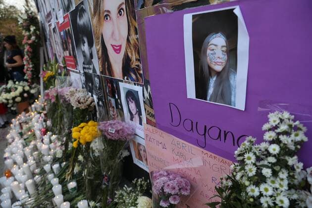 Women place an offering for all victims of femicide on Saturday in the Column of the Angel of Independence in Mexico City, Mexico 22 February 2020. Offering to women victims in Mexico !ACHTUNG: NUR REDAKTIONELLE NUTZUNG!  Copyright: xSashenkaxGutierrezx AME6112 20200223-637180358035448335