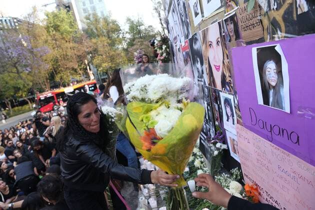Women place an offering for all victims of femicide on Saturday in the Column of the Angel of Independence in Mexico City, Mexico 22 February 2020. Offering to women victims in Mexico !ACHTUNG: NUR REDAKTIONELLE NUTZUNG!  Copyright: xSashenkaxGutierrezx AME6116 20200223-637180358691560686