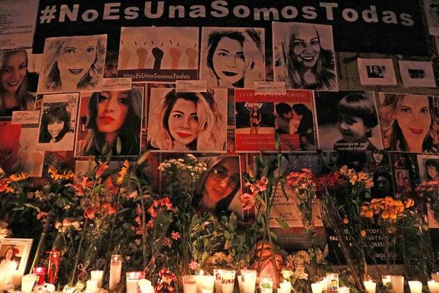 February 22, 2020: EUM20200222SOC13.JPG .CIUDAD DE MEXICO. ProtestProtesta-Feminicidios.- 22 de febrero de 2020. Colectivos feministas se dieron cita en el angel de la independencia para colocar una ofrenda a las mujeres victimas de feminicidio. Foto: Agencia EL UNIVERSALFernanda RojasEELG  - ZUMAu78_ 20200222_zaf_u78_088 Copyright: xElxUniversalx