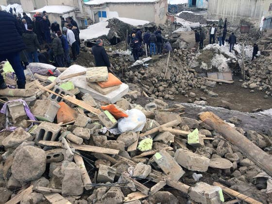 2020 Bilder des Jahres, News 02 Februar News Themen der Woche KW08 News Bilder des Tages (200223) -- VAN (TURKEY), Feb. 23, 2020 (Xinhua) -- People stand on debris in the wake of an earthquake in Van Province, Turkey, on Feb. 23, 2020. Nine people were killed on Sunday in eastern Turkey s Van Province after an earthquake hit neighboring Iran. An earthquake of magnitude 5.7 struck West Azerbaijan Province in northwestern Iran on Sunday, hitting Turkish-Iranian border as well. (Str Xinhua) TURKEY-VAN-EARTHQUAKE-IRAN-BORDER 