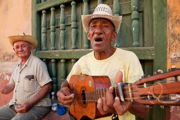 Trinidad Strassenmusiker mit kubanischer Tres in der Altstadt von Trinidad, Kuba, Karibik street musicians with Cuban Tres in the old town of Trinidad, Cuba, Caribbean