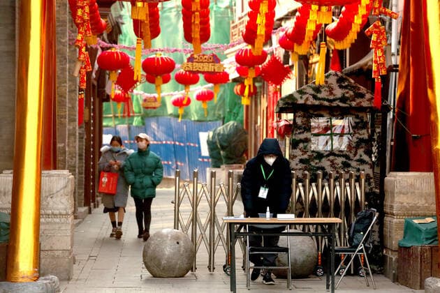 A Chinese security guard waits at a checkpoint that prevents anyone from entering the area without a proper permit due to the threat of the the deadly coronavirus (Covid-19) spreading in Beijing on Monday, February 24, 2020. The death toll stands at more than 2,600 people and has infected more than 79,00 people across 28 countries.  PEK2020022402 STEPHENxSHAVER