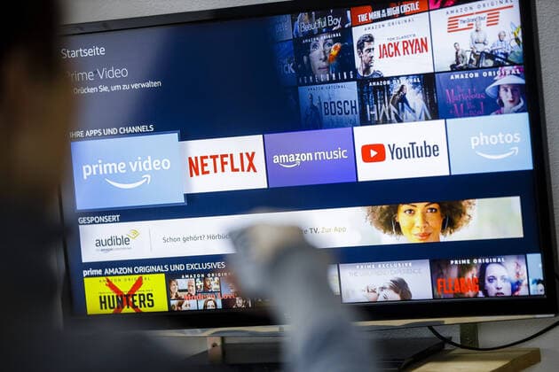 Symbol photo The logos of the streaming services Amazon Prime Video, Netflix, amazon music and youtube can be seen on a television set Berlin, 21 02 2020 Berlin Germany Copyright: xThomasxTrutschel photothek.dex
