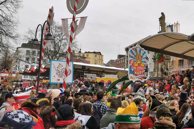 Sign Dr Zock kütt The train comes at the beginning of the Rose Monday procession in Cologne with people celebrating at the roadside Rose Monday procession in Cologne 2020, 24 02 20 Cologne NRW Germany Old Market Copyright: xdnet_cdnx