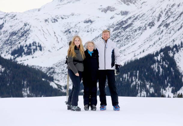 25-02-2020 Lech Queen Maxima and King Willem-Alexander and Princess Amalia and Princess Alexia and Princess Ariane and Princess Beatrix and Princess Laurentien and Prince Constantijn and Countess Eloise and Count Claus Casimir and Countess Leonore pose during a photocall during the ski holiday in Lech am Arlberg, Austria.  Copyright: xPPEx