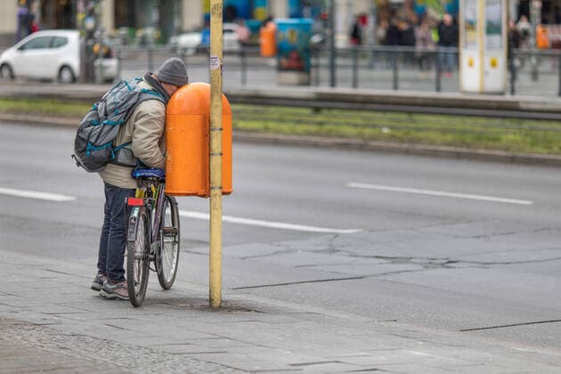 Ein aelterer Mann sucht in einem oeffentlichen Muelleimer nach Pfandflaschen. 24.02.2020, Berlin, GER - Ein aelterer Mann sucht in einem oeffentlichen Muelleimer nach Pfandflaschen., Berlin Berlin Deutschland, DEU Berlin-Mitte, Karl Liebknecht-St *** An elderly man looking for returnable bottles in a public waste bin, Berlin, GER An elderly man looking for returnable bottles in a public waste bin, Berlin Berlin Deutschland, DEU Berlin Mitte, Karl Liebknecht St