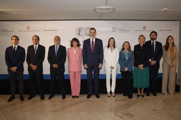 Spain s King Felipe VI (C) poses for a family photo next to late Mexican businessman Placido Arango s daughter Maite Arango (4-L) during the awarding ceremony of Kingdom of Spain Award to Placido Arango for his business career at Prado Museum in Madrid, Spain, 26 February 2020. The entrepreneur and philanthropist, owner of restaurant chain Vips Group, was awarded posthumously as he died last 17 February at 88. Spain s King Felipe VI gives Kingdom of Spain Award to late Mexican businessman Placido Arango for his business career !ACHTUNG: NUR REDAKTIONELLE NUTZUNG!  Copyright: xJuanxCarlosxHidalgox GRAF6963 20200226-637183254280338458