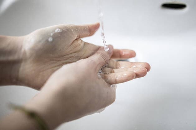 Hands are washed with soap in Berlin, 26 02 2020 Washing hands is considered an effective preventive measure against the spread of viruses and bacteria, such as the novel corona virus SARS CoV 2, which is increasingly appearing in Asia and Europe Berlin Germany Copyright: xFlorianxGaertner photothek.netx