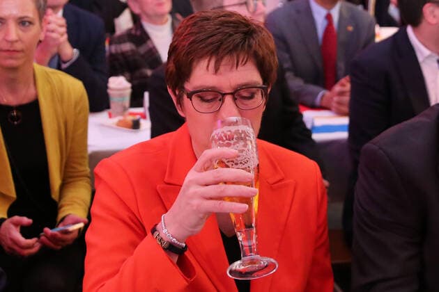 2020 Bilder des Jahres, News 02 Februar News Themen der Woche KW09 News Bilder des Tages 25. Politischer Aschermittwoch der CDU des Landes Mecklenburg Vorpommern am Mittwoch (26.02.2020) in der Hansestadt Demmin (Landkreis Mecklenburgische Seenplatte) mit der CDU-Bundesvorsitzenden, Annegret Kramp-Karrenbauer und dem Mitglied des CDU-Landesvorstands der CDU Mecklenburg-Vorpommern, Werner Kuhn. Bei der Veranstaltung im örtlichen Tennis- & Squash-Center rechnete die Union wieder mit den politischen Gegnern ab. *** 25 Political Ash Wednesday of the CDU of the State of Mecklenburg Vorpommern on Wednesday 26 02 2020 in the Hanseatic City of Demmin County of Mecklenburg Lake District with the CDU Federal Chairperson, Annegret Kramp Karrenbauer and the member of the CDU State Executive Committee of the CDU Mecklenburg Vorpommern, Werner Kuhn At the event in the local tennis squash center, the CDU CSU again settled accounts with th