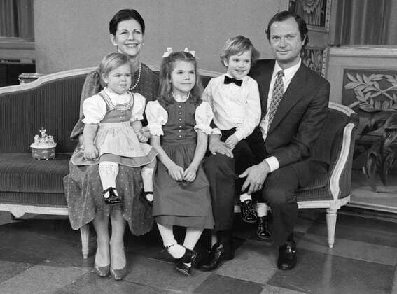 STOCKHOLM 19831214 Kungafamiljen samlad i sitt hem pa Drottningholms slott för den arliga julfotograferingen. Fran vänster prinsessan Madeleine, drottning Silvia, kronprinsessan Victoria, prins Carl Philip och kung Carl XVI Gustaf. Stockholm Sverige x37770x *** STOCKHOLM 19831214 The royal family gathered in their home at Drottningholm castle for the annual Christmas photography From the left Princess Madeleine, Queen Silvia, Crown Princess Victoria, Prince Carl Philip and King Carl XVI Gustaf Stockholm Sweden x37770x,  Copyright: xTOBBExGUSTAVSSONx xTTx KUNGAFAMILJEN JULEN 1983