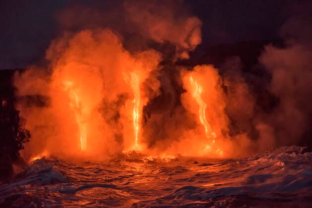 IMAGO Nature: Unsere Erde, Naturschutz, Naturschutzgebiete in Nordamerika Creative Highlights World Lava from Pu u O o eruption flowing into ocean on the Kalapana coast, Hawaii Volcanoes National Park, Big Island of Hawaii. Hawaii Volcanoes National Park Hawaii USA Copyright: xGregxVaughnx GV16123478