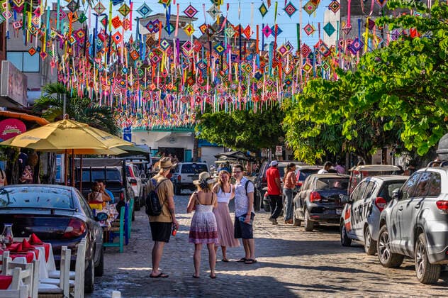 Vistiors taking selfies in Sayulita, Riviera Nayarit, Mexico. Sayulita Riviera Nayarit Nayarit Mexico Copyright: xGregxVaughnx GV19111121