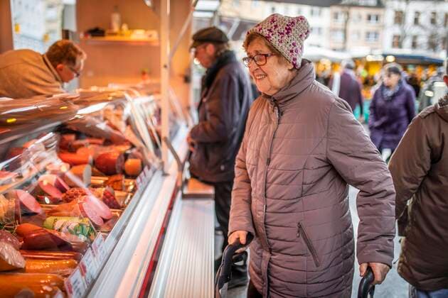 Senior looks at the sausages of a butcher at the weekly market, Cologne, North Rhine-Westphalia, Germany, Europe Copyright: imageBROKER/JanxTepass ibxjte05110451.jpg