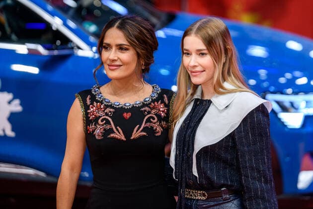 Schauspielerin Salma Hayek und Schauspielerin Milena Tscharntke während der Premiere des Films The Roads Not Taken der 70. Internationalen Filmfestspiele Berlin snapshot-photography xF.Boillot *** Actress Salma Hayek and actress Milena Tscharntke during the premiere of the film The Roads Not Taken at the 70th Berlin International Film Festival snapshot photography xF Boillot