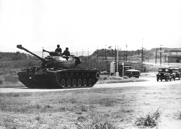 BAY OF PIGS INVASION: U.S. Marines form a caravan from Guantanamo Bay to Leeward Point Hill, Cuba. April 17, 1961. Courtesy Everett Collection PUBLICATIONXNOTxINxCANxCHNxFRAxITAxJPNxNORxPOLxRUSxESPxUKxUSA Copyright: xCourtesyxEverettxCollectionx HBDBAPI EC002