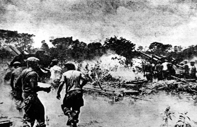 BAY OF PIGS INVASION: Cuban soldiers fire artillary on Cuban rebels, April 1961. Courtesy Everett Collection PUBLICATIONXNOTxINxCANxCHNxFRAxITAxJPNxNORxPOLxRUSxESPxUKxUSA Copyright: xCourtesyxEverettxCollectionx HBDBAPI EC003