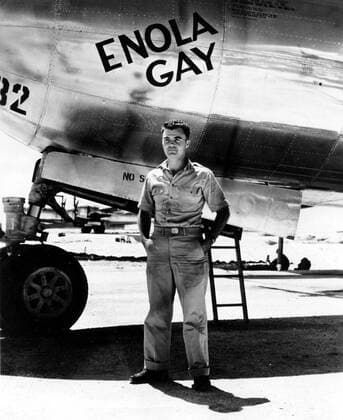 IMAGO History, Zweiter Weltkrieg: 1939 - 1945 ENOLA GAY- Colonel Paul Tibbets, Commanding Officer of the 506th Bombardment Group, standing before the Enola Gay, the B-29 airplane which dropped the first atomic bomb on the Japanese city of Hiroshima on August 6, 1945. Photo taken August 1945. - CPL Ar CPL Archives Everett Collection PUBLICATIONXNOTxINxCANxCHNxFRAxITAxJPNxNORxPOLxRUSxESPxUKxUSA Copyright: xCPLxArchives EverettxCollectionx HBDENGA CL001