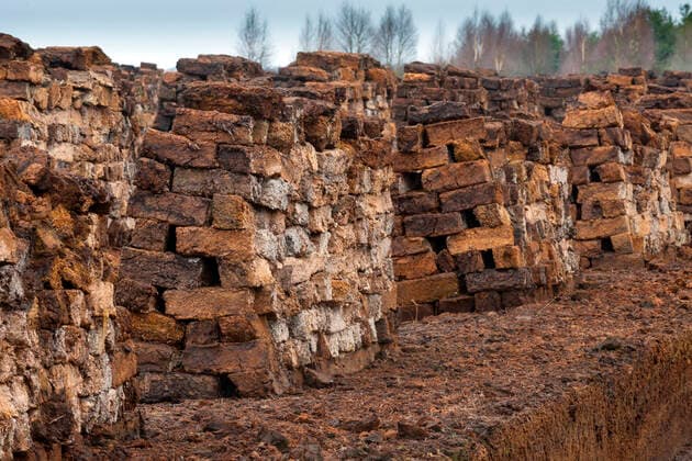 IMAGO Nature: Unsere Erde, Ressourcen, Torf Torfsoden, Torfabbau im Goldenstedter Moor, Deutschland, Niedersachsen, Goldenstedter Moor peat sods, peat extraction Goldenstedter Moor, Germany, Lower Saxony, Goldenstedter Moor BLWS606516 Copyright: xblickwinkel McPHOTO W.xRolfesx
