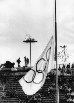 The Munich Massacre, an Olympic flag at half-mast during memorial services for 11 Israelis killed by Palestinian terrorists from the group Black September, Munich, West Germany, September 6, 1972. Courtesy Everett Collection PUBLICATIONXNOTxINxCANxCHNxFRAxITAxJPNxNORxPOLxRUSxESPxUKxUSA Copyright: xCourtesyxEverettxCollectionx HBDMUMA EC003