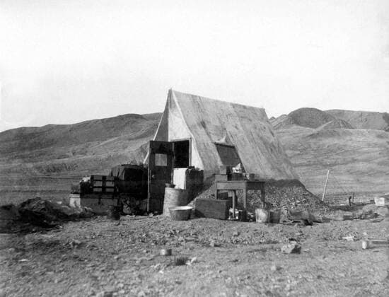 ROBERT E. PEARY-Commander Peary s tent at Couger, on route to the North Pole (1902-1905). - CPL Archives Everett Collection CPL Archives Everett Collection PUBLICATIONXNOTxINxCANxCHNxFRAxITAxJPNxNORxPOLxRUSxESPxUKxUSA Copyright: xCPLxArchives EverettxCollectionx HBDROPE CL007