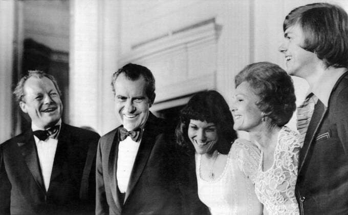After a black tie White House dinner for West German Chancellor Willy Brandt. From left: Brandt, US President Richard Nixon, Karen Carpenter, First Lady Pat Nixon, Richard Carpenter, Washington, DC, May 1, 1973 Courtesy Everett Collection PUBLICATIONXNOTxINxCANxCHNxFRAxITAxJPNxNORxPOLxRUSxESPxUKxUSA Copyright: xCourtesyxEverettxCollectionx HBDWIBR EC001