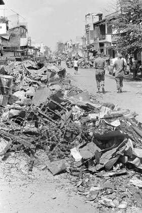 IMAGO History, Vietnamkrieg: 1955-1975 Vietnam War, Saigon, Vietnam, rubble and the remains of barbed wire line the streets of Cholon, a suburb of Saigon that was burned by South Vietnamese army troops in an effort to flush out any Viet Cong that remained after the Tet offensive, circa 1968 Courtesy Everett Collection PUBLICATIONXNOTxINxCANxCHNxFRAxITAxJPNxNORxPOLxRUSxESPxUKxUSA Copyright: xCourtesyxEverettxCollectionx HCDARNA EC044