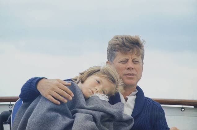 President John Kennedy with daughter Caroline Kennedy, aboard the family yacht, Honey Fitz in Hyannisport, Massachusetts. 1963. Courtesy Everett Collection PUBLICATIONXNOTxINxCANxCHNxFRAxITAxJPNxNORxPOLxRUSxESPxUKxUSA Copyright: xCourtesyxEverettxCollectionx HCDARNA EC115