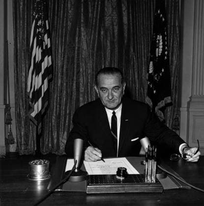 Vietnam War. President Lyndon B. Johnson signs Tonkin Gulf Resolution, August 7, 1964. This joint resolution of Congress gave President Lyndon Johnson authority to increase U.S. involvement in the Vietnam War. August 10, 1964 Courtesy Everett Collection PUBLICATIONXNOTxINxCANxCHNxFRAxITAxJPNxNORxPOLxRUSxESPxUKxUSA Copyright: xCourtesyxEverettxCollectionx HCDLCGC EC870