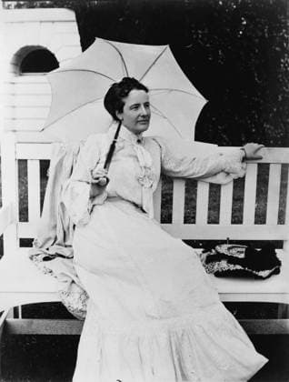 Portrait of First Lady, Edith Kermit Carow Roosevelt, seated outdoors on bench, holding umbrella. Ca. 1900-08. Courtesy Everett Collection PUBLICATIONXNOTxINxCANxCHNxFRAxITAxJPNxNORxPOLxRUSxESPxUKxUSA Copyright: xCourtesyxEverettxCollectionx HISL001 EC254