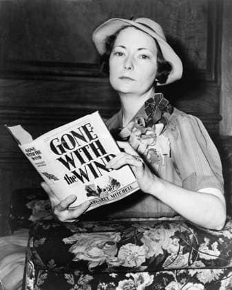 Margaret Mitchell (1900-1949), holding her novel, Gone with the Wind, the 1937 winner of the Pulitzer Prize. She received $50,000 for the rights to make the classic Hollywood movie starring Clark Gable and Vivian Leigh. Courtesy Everett Collection PUBLICATIONXNOTxINxCANxCHNxFRAxITAxJPNxNORxPOLxRUSxESPxUKxUSA Copyright: xCourtesyxEverettxCollectionx HISL004 EC146