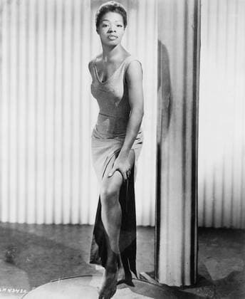 IMAGO ICONS: Maya Angelou Maya Angelou (b. 1928), began her career as a dancer and writer. 1957 portrait dressed for her part in the Caribbean Calypso Festival. Courtesy Everett Collection PUBLICATIONXNOTxINxCANxCHNxFRAxITAxJPNxNORxPOLxRUSxESPxUKxUSA Copyright: xCourtesyxEverettxCollectionx HISL005 EC032