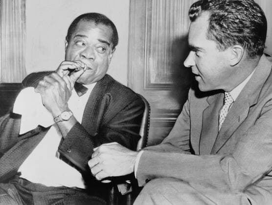Louis Armstrong (1901-1971) holding horn mouthpiece, demonstrating how to make the horn cry for Vice President Richard Nixon. 1957. Courtesy Everett Collection PUBLICATIONXNOTxINxCANxCHNxFRAxITAxJPNxNORxPOLxRUSxESPxUKxUSA Copyright: xCourtesyxEverettxCollectionx HISL005 EC121