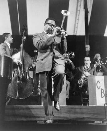 Dizzy Gillespie (1917-1993) playing horn on stage in 1957. Courtesy Everett Collection PUBLICATIONXNOTxINxCANxCHNxFRAxITAxJPNxNORxPOLxRUSxESPxUKxUSA Copyright: xCourtesyxEverettxCollectionx HISL005 EC177