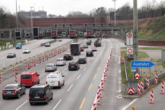 Traffic jam at the Elbe Tunnel in Hamburg 27 02 2020, DEU, Deutschland, Hamburg Traffic on the A7 motorway southbound flows into the Elbe Tunnel Toughly, traffic on the A7 motorway southbound flows into the Elbe Tunnel Because part of the lane in the Elbe Tunnel had collapsed in the night from Thursday to Thursday, one lane to the south was closed As a result, more than 20 kilometres of traffic jam formed on the
