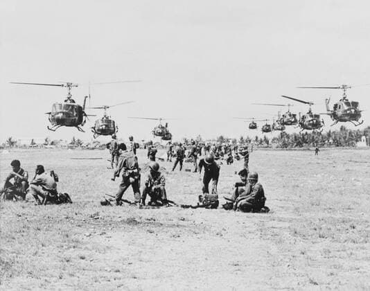 IMAGO History, Vietnamkrieg: 1955-1975 United States helicopters air lift Vietnamese government Rangers into battle against communist Viet Cong guerrillas, Saigon. 1965. Courtesy Everett Collection PUBLICATIONXNOTxINxCANxCHNxFRAxITAxJPNxNORxPOLxRUSxESPxUKxUSA Copyright: xCourtesyxEverettxCollectionx HISL006 EC102