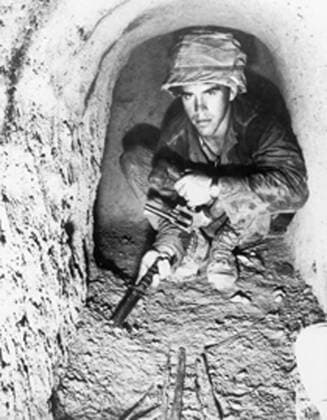 IMAGO History, Vietnamkrieg: 1955-1975 American soldier using a knife to probe the floor of a Viet Cong tunnel in the Iron Triangle north of Saigon, South Vietnam. Jan. 1967. Courtesy Everett Collection PUBLICATIONXNOTxINxCANxCHNxFRAxITAxJPNxNORxPOLxRUSxESPxUKxUSA Copyright: xCourtesyxEverettxCollectionx HISL006 EC105