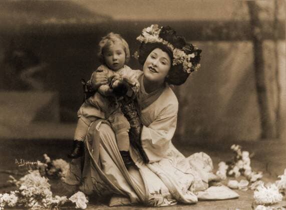 Geraldine Farrar (1882-1967), kneeling child on knee, in role of Cio-Cio San in Puccini s opera, MADAME BUTTERFLY. 1908. Courtesy Everett Collection PUBLICATIONXNOTxINxCANxCHNxFRAxITAxJPNxNORxPOLxRUSxESPxUKxUSA Copyright: xCourtesyxEverettxCollectionx HISL007 EC153