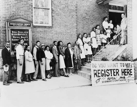 IMAGO History, U.S. BÃ¼rgerrechtsbewegung: 1954-1968 African American men and women wait in line for voter registration, at the Antioch Baptist Church in 1948 (location unknown). After World War II, the NAACP organized voting drives as part of their Double Victory strategy for racial equality. Courtesy Everett Collection PUBLICATIONXNOTxINxCANxCHNxFRAxITAxJPNxNORxPOLxRUSxESPxUKxUSA Copyright: xCourtesyxEverettxCollectionx HISL008 EC296