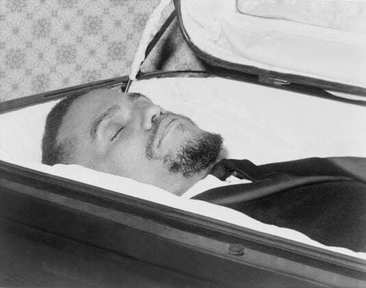 IMAGO History, U.S. BÃ¼rgerrechtsbewegung: 1954-1968 The body of Malcolm X, slain Negro nationalist leader, lies in casket at the Unity Funeral Home. He was assassinated while giving a speech in New York s Harlem on February 21, 1965. Three members of the Nation of Islam were convicted of the murder, althou Courtesy Everett Collection PUBLICATIONXNOTxINxCANxCHNxFRAxITAxJPNxNORxPOLxRUSxESPxUKxUSA Copyright: xCourtesyxEverettxCollectionx HISL009 EC039