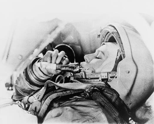 Valentina Vladimirovna (b.1937) Russian cosmonaut and the first woman in space eating from a food tube during training. Courtesy Everett Collection PUBLICATIONXNOTxINxCANxCHNxFRAxITAxJPNxNORxPOLxRUSxESPxUKxUSA Copyright: xCourtesyxEverettxCollectionx HISL011 EC027