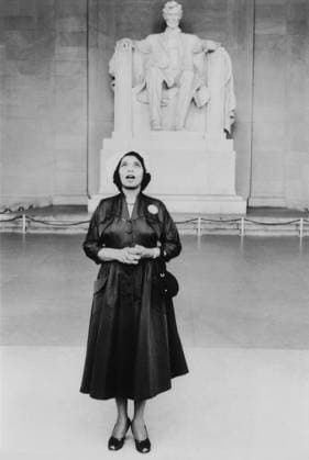 Opera singer Marian Anderson stands in front of the statue of Lincoln at the Lincoln Memorial in Washington D.C., the site of her memorable Easter Sunday concert in 1939. Courtesy Everett Collection PUBLICATIONXNOTxINxCANxCHNxFRAxITAxJPNxNORxPOLxRUSxESPxUKxUSA Copyright: xCourtesyxEverettxCollectionx HISL011 EC145