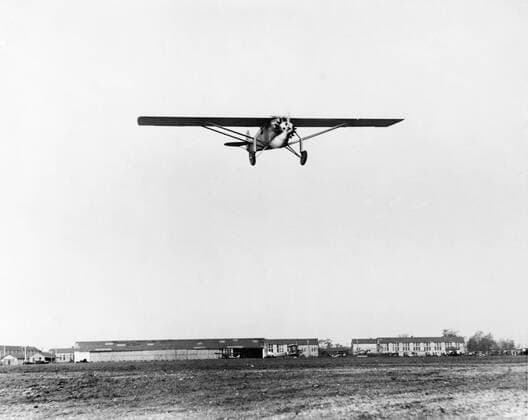 Charles Lindbergh s airplane, the Spirit of St. Louis, in flight in 1927. Courtesy Everett Collection PUBLICATIONXNOTxINxCANxCHNxFRAxITAxJPNxNORxPOLxRUSxESPxUKxUSA Copyright: xCourtesyxEverettxCollectionx HISL012 EC228